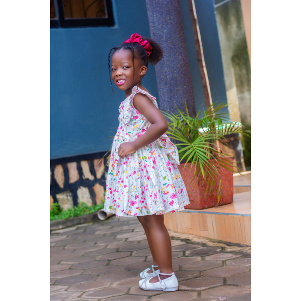 Whimsical Blooms: Enchanting White Short-Sleeved Dress for Little Fashionistas